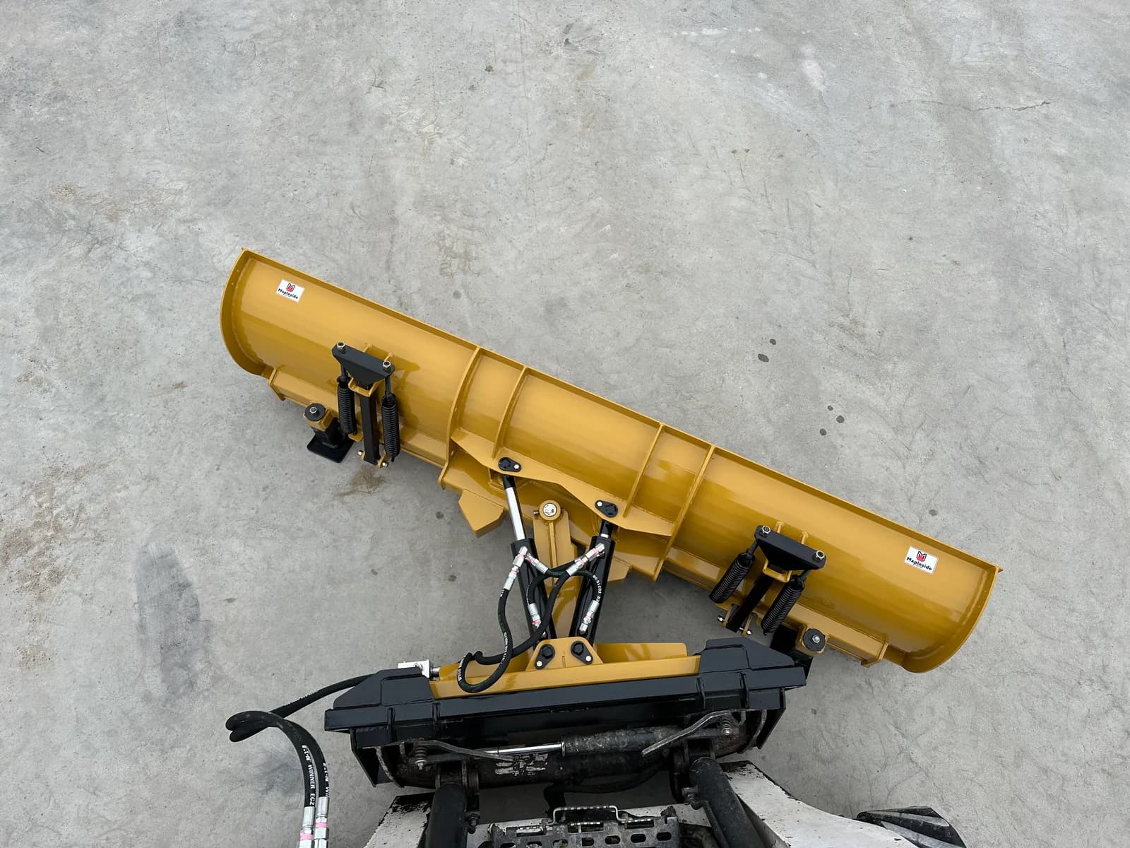 Yellow snow plow blade with hydraulic angle